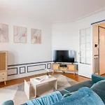 Elegant Haussmannian-style In I Balcony And Views, Close To Metro, Parking Available * Paris