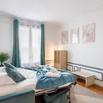 Elegant Haussmannian-style In I Balcony And Views, Close To Metro, Parking Available Apartment Paris