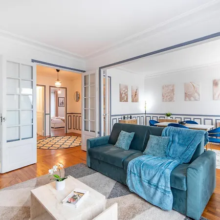 Elegant Haussmannian-style In I Balcony And Views, Close To Metro, Parking Available Διαμέρισμα