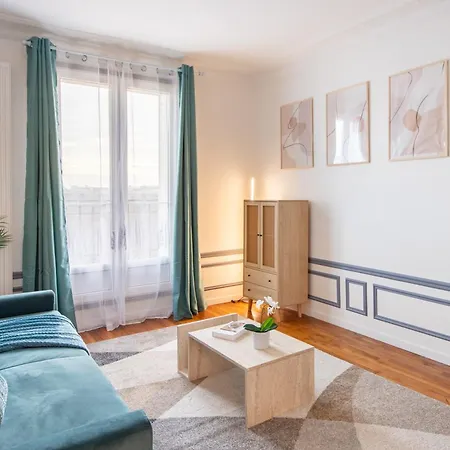 Appartement Elegant Haussmannian-style In I Balcony And Views, Close To Metro, Parking Available
