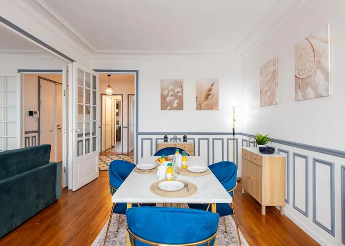 Elegant Haussmannian-style In I Balcony And Views, Close To Metro, Parking Available Διαμέρισμα