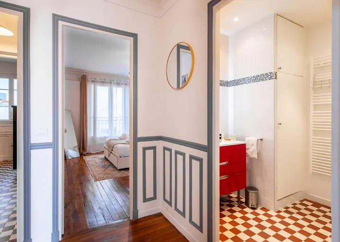 Elegant Haussmannian-style In I Balcony And Views, Close To Metro, Parking Available Διαμέρισμα *