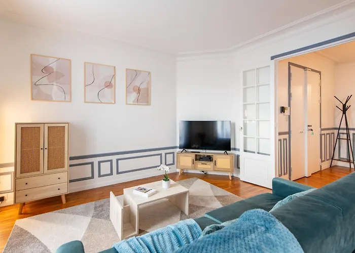 Elegant Haussmannian-style In I Balcony And Views, Close To Metro, Parking Available * Παρίσι
