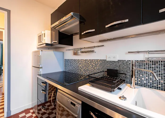 Διαμέρισμα Elegant Haussmannian-style In I Balcony And Views, Close To Metro, Parking Available *