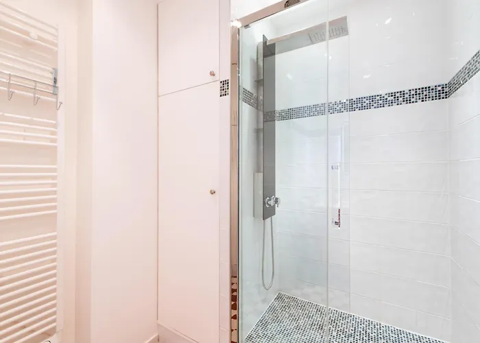 Elegant Haussmannian-style In I Balcony And Views, Close To Metro, Parking Available Παρίσι