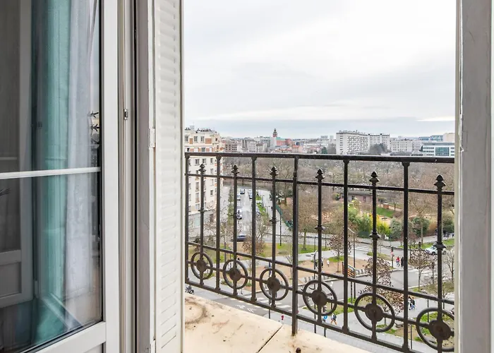 Elegant Haussmannian-style In I Balcony And Views, Close To Metro, Parking Available *