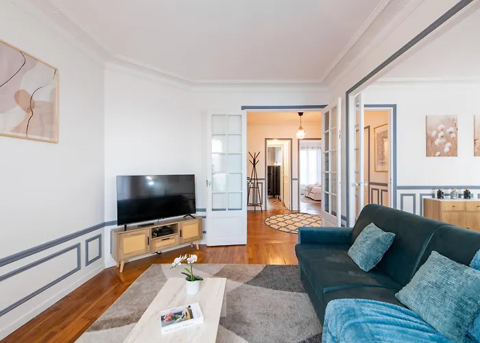 Elegant Haussmannian-style In I Balcony And Views, Close To Metro, Parking Available Apartmán *